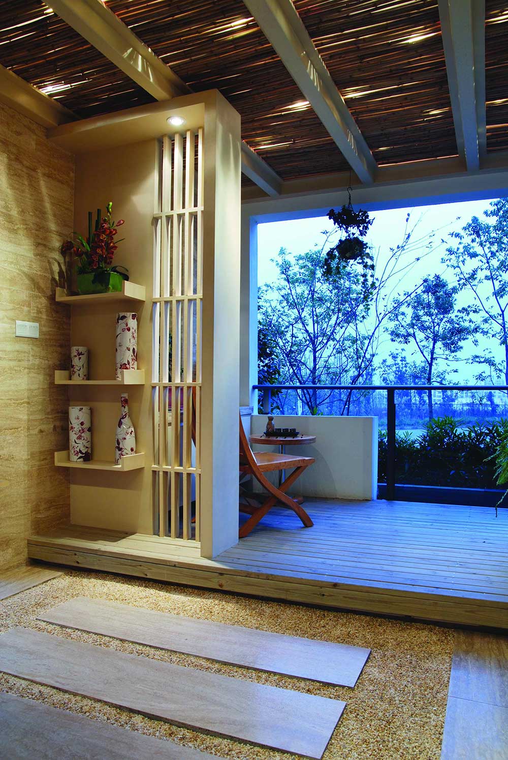 客厅与阳台之间的连接采用开放式设计，房顶采用竹编覆盖，地板规则化的铺在地板，非常有设计感。