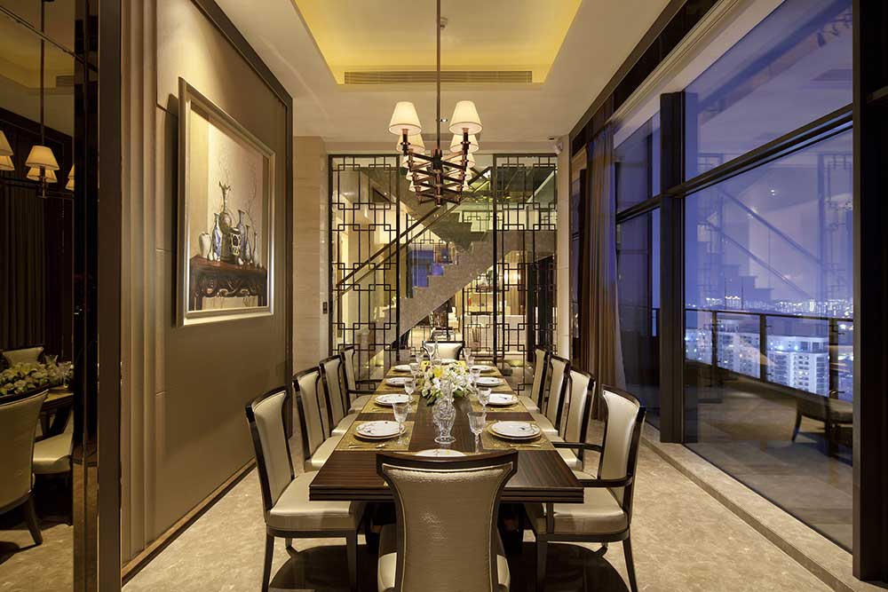 餐厅古典的吊灯散发出温暖的灯光，宽大的玻璃落地窗时尚通透。远处精致雕花的隔断又带着传统中式的风格。