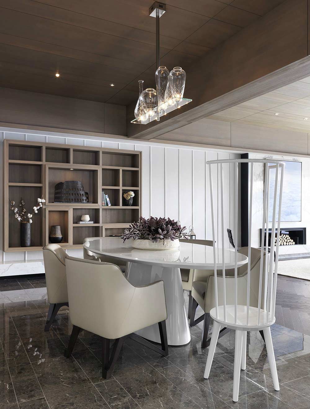 餐厅超个性的餐椅，给人女王般的享受。地板采用瓷砖设计明亮雅致与之形成对比的是木质的吊灯，显得柔美。