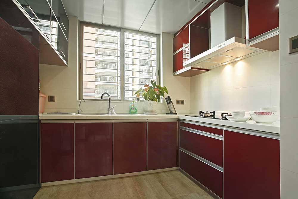 厨房橱柜与餐厅的沙发颜色呼应，红黑的经典搭配，感受到厨房的热情。木地板装修厨房很有个性。