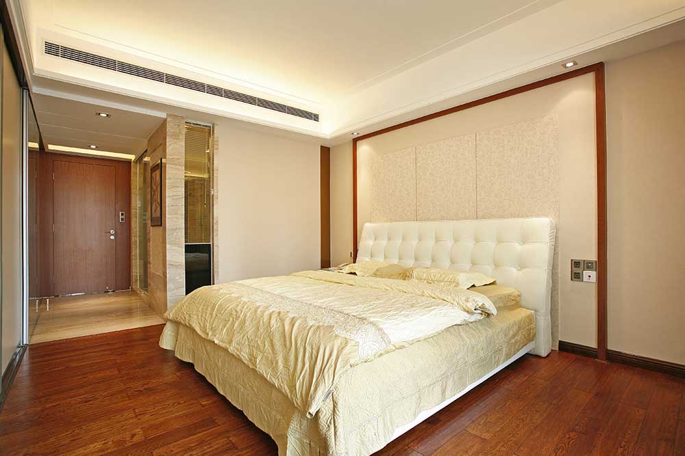 主卧床的床头软包洁白整齐，体现了欧式风格的华贵。深棕色木地板，感觉可以在上面轻盈起舞。床头背景墙的碎花设计的很温馨。