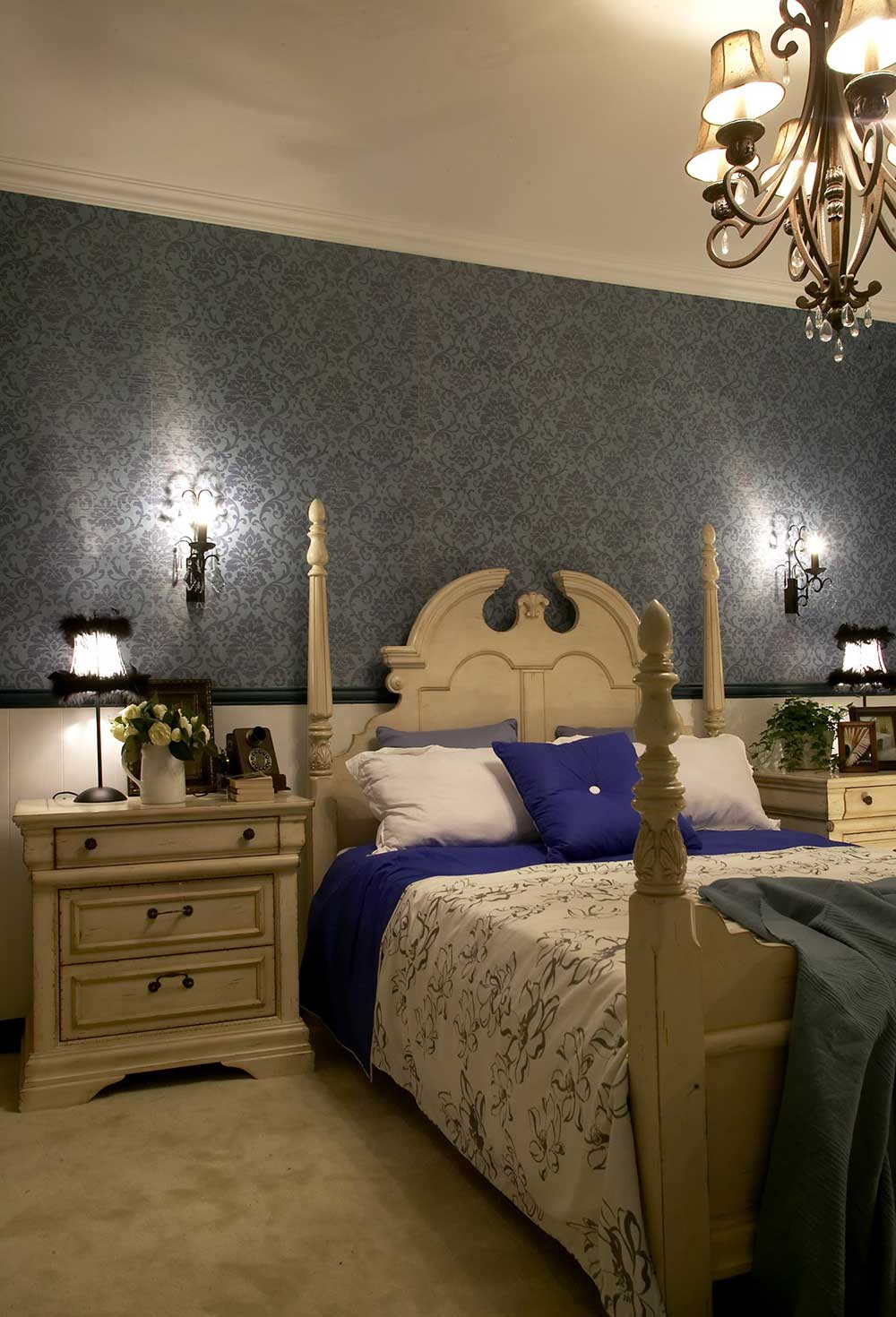卧室背景墙深色墙纸带着复古的花纹，深色墙纸搭配浅色家具，中和色彩，使空间温馨又不沉闷。