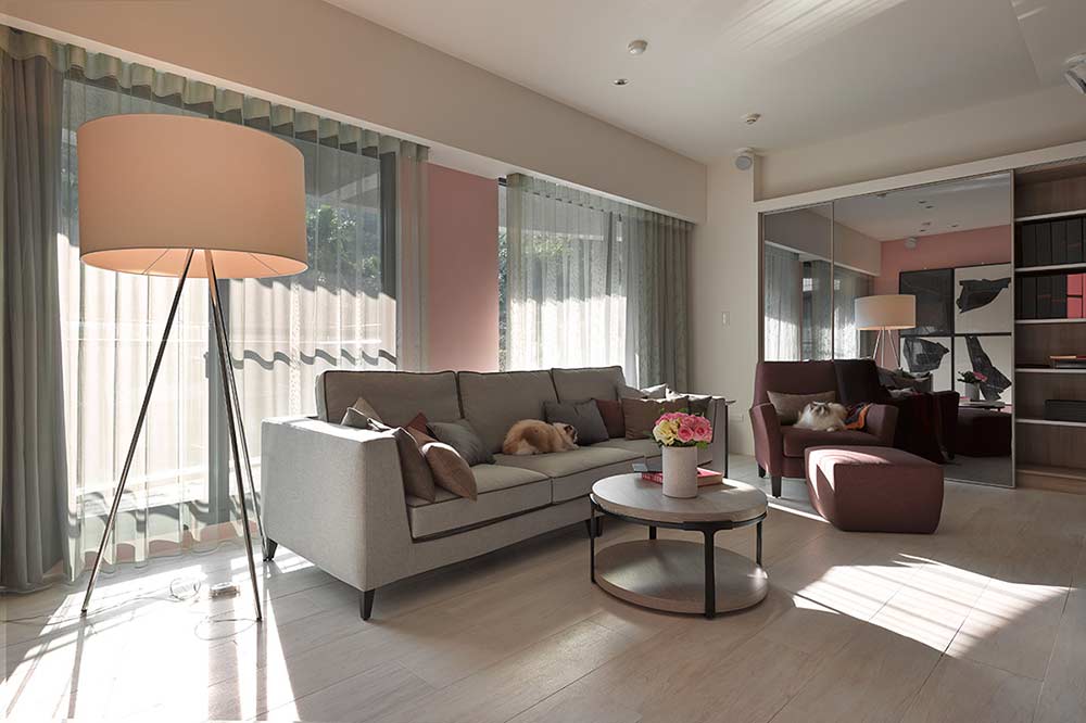 淡粉的色调给人温暖甜美的感觉，沙发选用了米灰色和暗红的搭配，温馨自然。