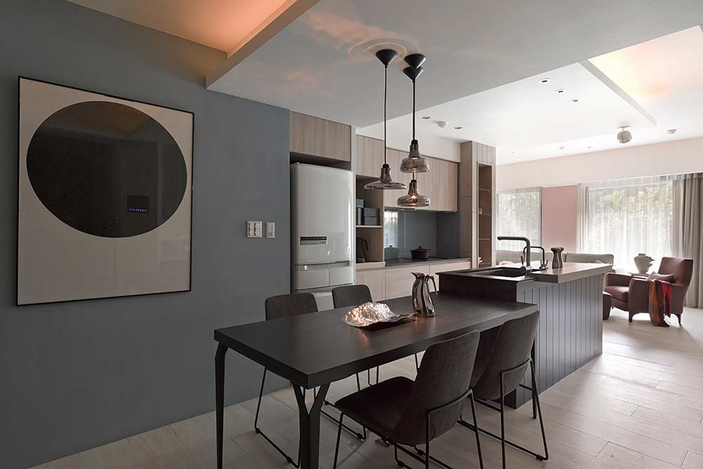 餐厅直接连着厨房，灰色墙面简单的装饰画为餐厅区域增加气氛。