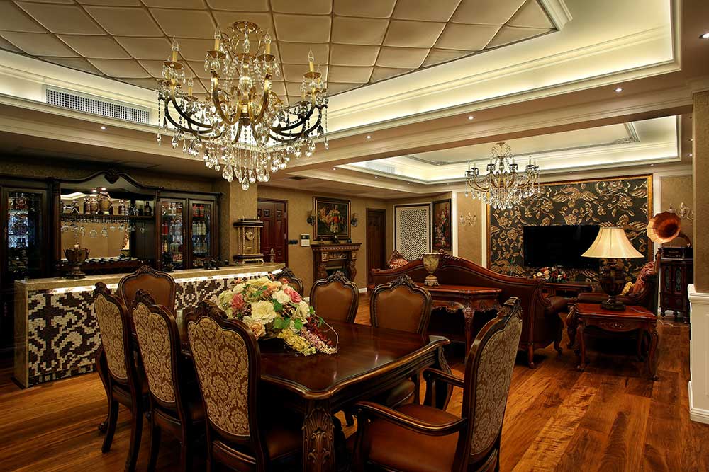 客厅整体有着浓厚的新古典韵味。实木沙发、实木餐桌以及实木餐椅，这是一个有木头香味的客厅。