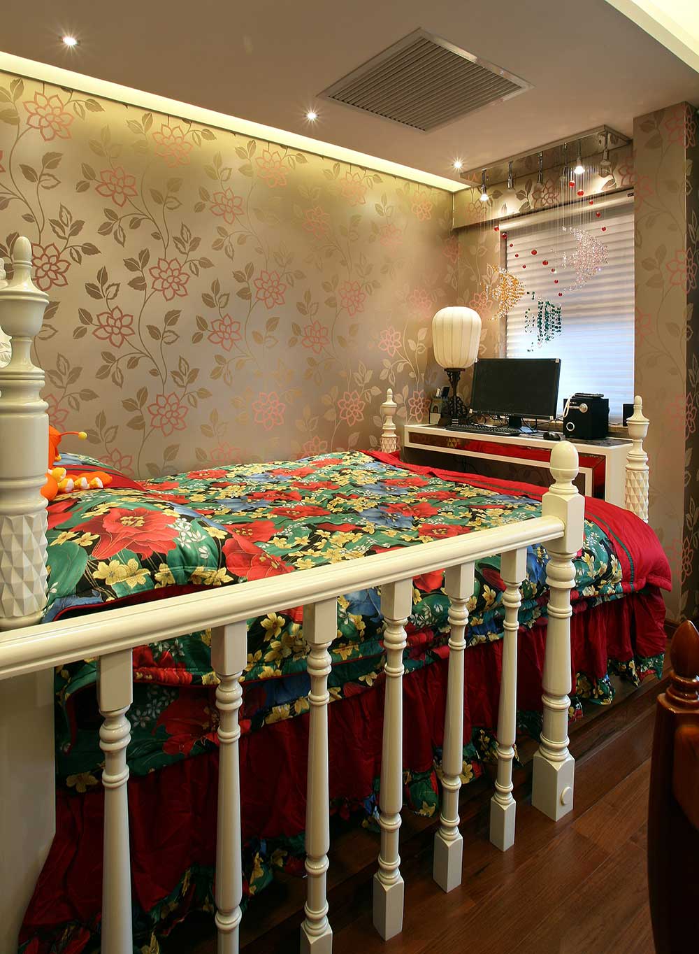 次卧布置的更加现代一些，大碎花的床单被套，白色的床边围栏，细线勾勒红花的墙纸，充满了风韵。
