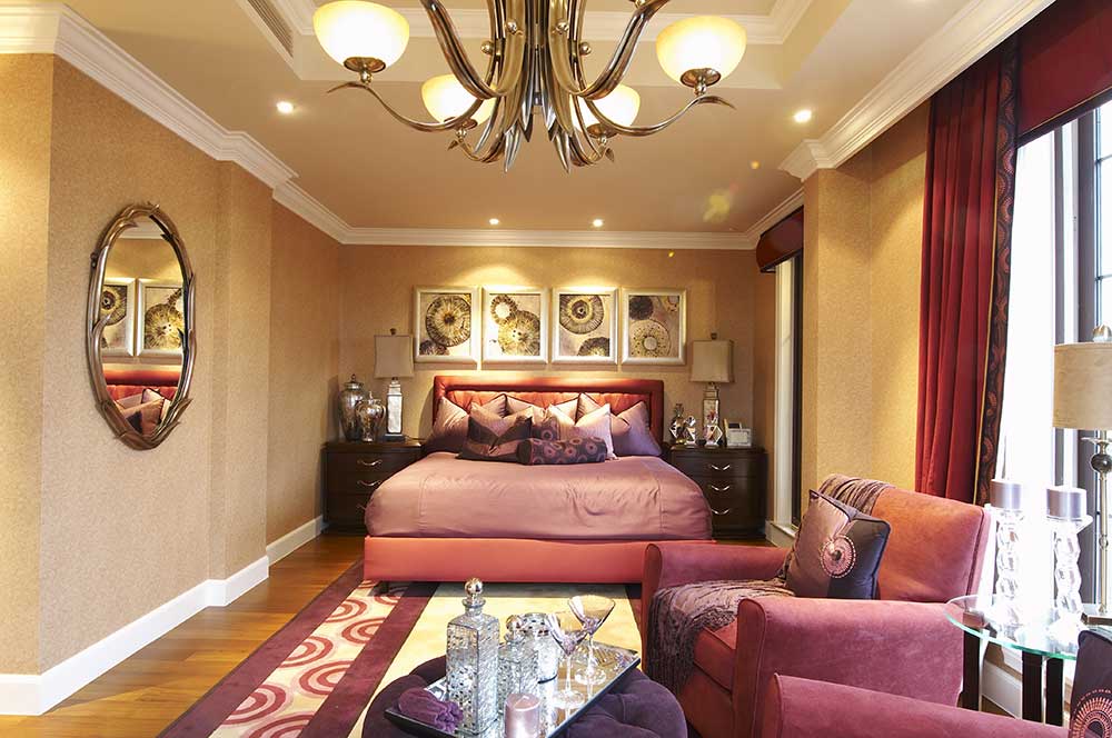 看到主卧，迎面而来一股温馨浪漫气息，紫色的床、紫色的沙发、紫色的窗帘，私密的卧室温馨又富贵。