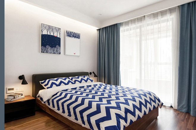 卧室软装选择了蓝灰的色调，舒适温馨，背景墙几米风格的装饰画轻松有趣。