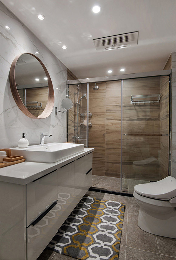 卫生间设计的简单却不乏设计感，白色搭配金色元素的风格，是整体的亮点。