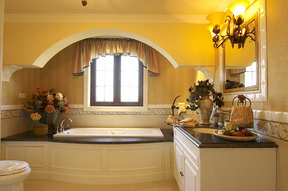 主卧卫生间和主卧的风格搭配起来，灯光都采用黄色，浴缸像是飘窗一样设在床边，躺在里面可以看看星星。