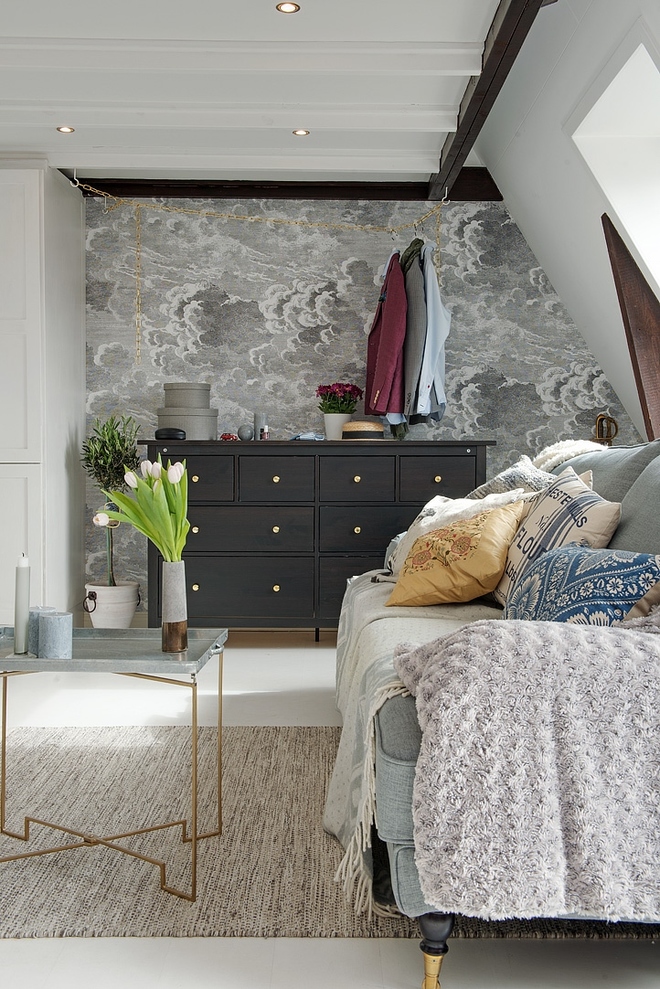 独特花纹的瓷砖背景墙成为整个空间的焦点，休闲沙发舒适自然。