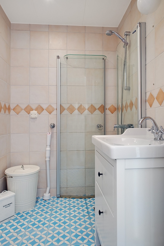 小巧的卫生间设计的十分简单，可折叠的玻璃隔断，在洗澡时依旧可以做到干湿区域的分离。