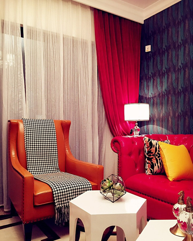 沙发颜色的选择尤为夸张，饱和度较高的橙色和玫红色沙发浮夸摩登。