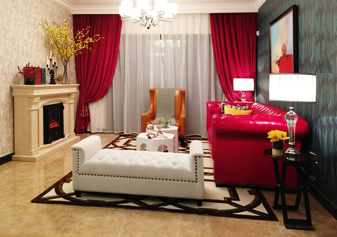 客厅设计创意时尚充满了女王范，欧式、美式与简约风格的家具相互混搭带着别样的异域风情。