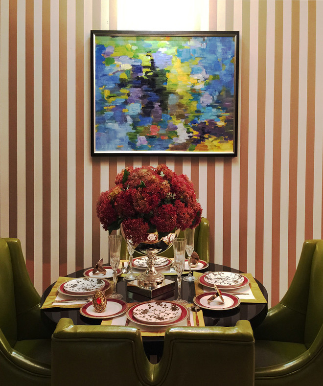 墨绿色与暗红色相互碰撞给人一种复古的感觉，餐厅竖条纹的墙纸为空间带来更多的现代感。