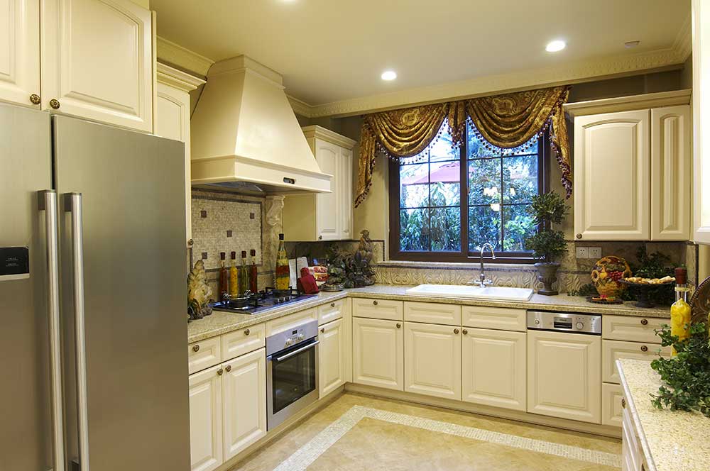 厨房中乳白色的橱柜，让整个厨房都显得很整洁干净，增加了一些现代气息，又十分恰当的融合在欧式风格中。