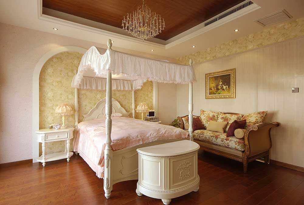 次卧是个公主房，床幔粉粉的，和白色床搭配，显得纯洁可爱。边上的田园风格沙发给整个次卧增加了田园气息。