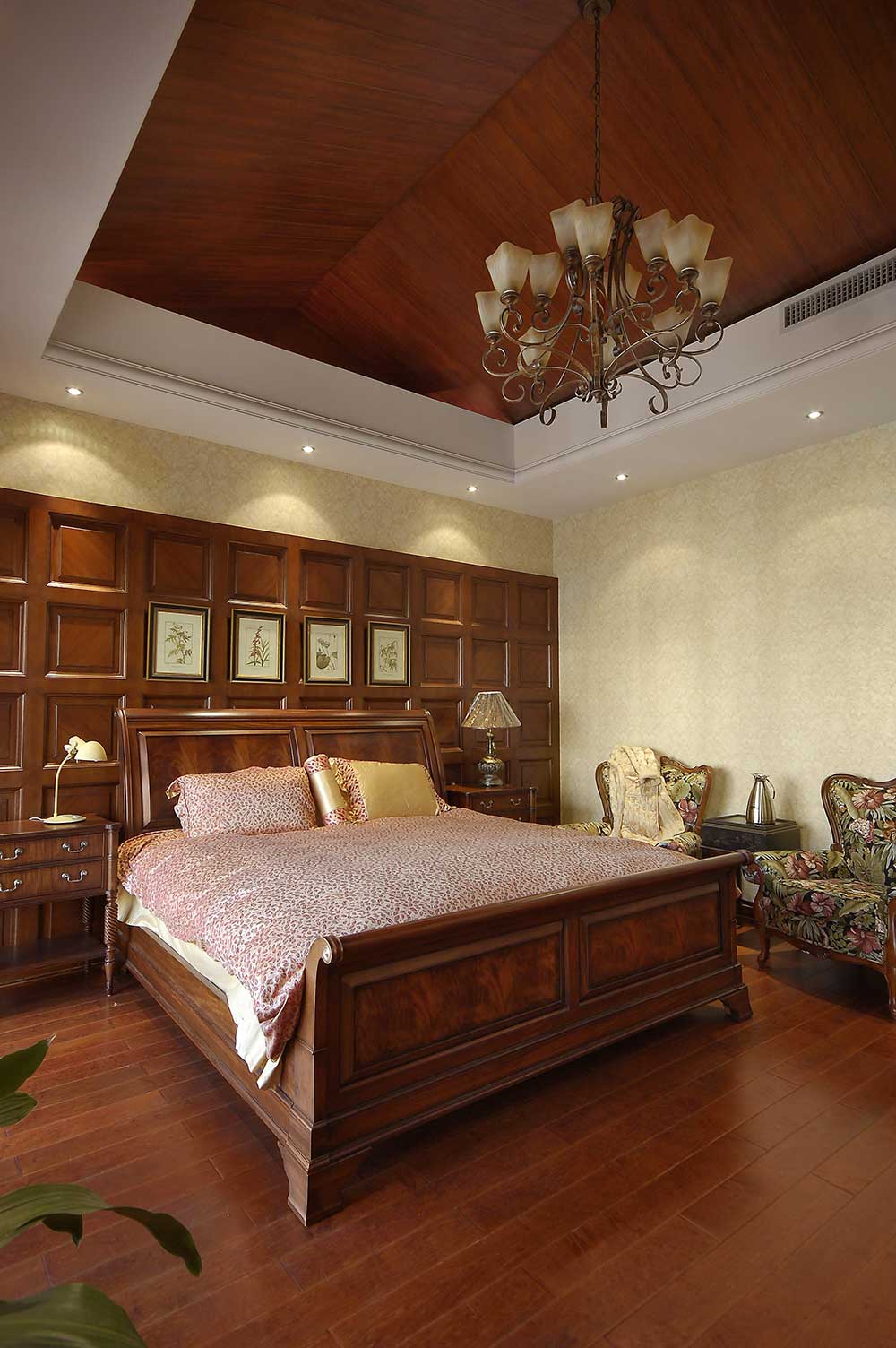 主卧就装饰的更加古典，实木床、实木地板、实木床头柜、让整个卧室充满古色木香，斜顶设计的非常有特色。