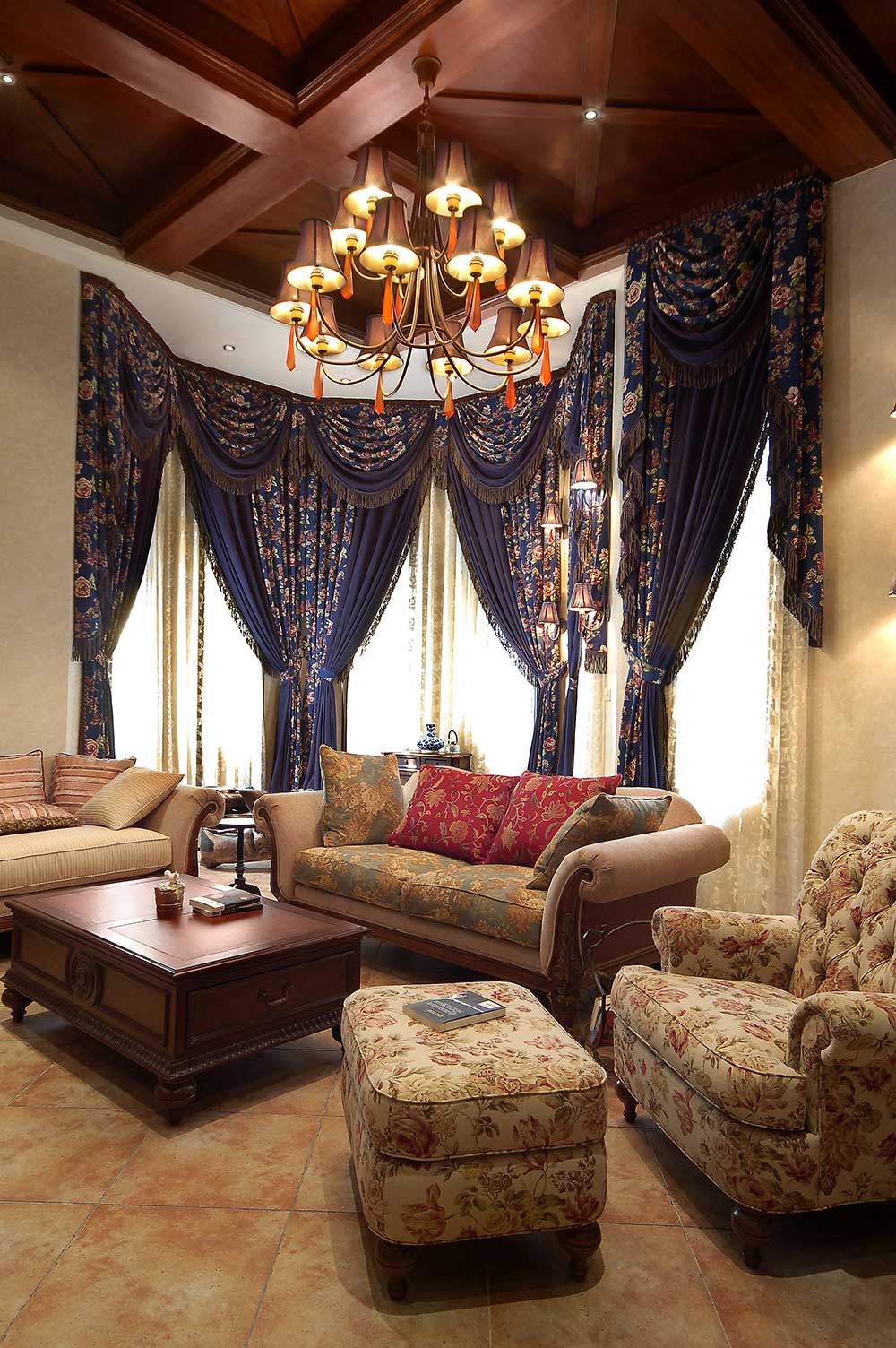 客厅沙发坐垫充满田园气息，蓝紫色窗帘从层顶到地面，很大气。吊灯采用黄色的灯光颜色，和红色天花吊顶相印称。