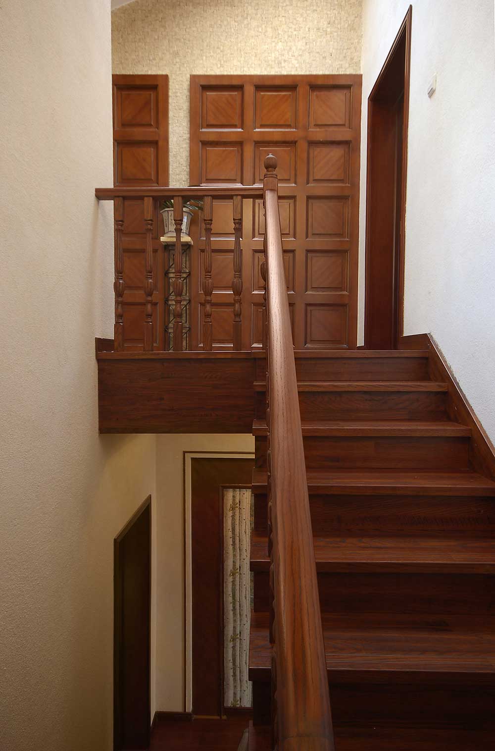 楼梯作为两层之间的过度，颜色也与两层保持一致，红色实木扶手让人感觉很有质感，走起来都很优雅了。