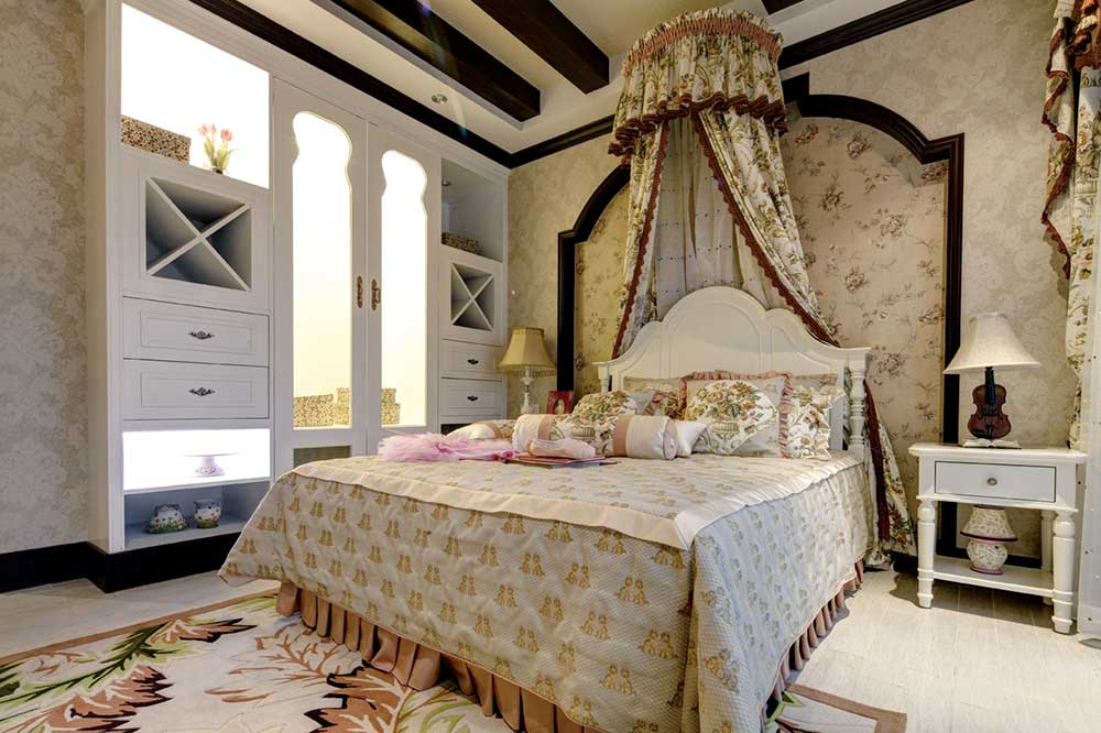 碎花乡村田园风格的卧室温馨又舒适，米色装饰柔软大方，白色家具清爽淡雅。