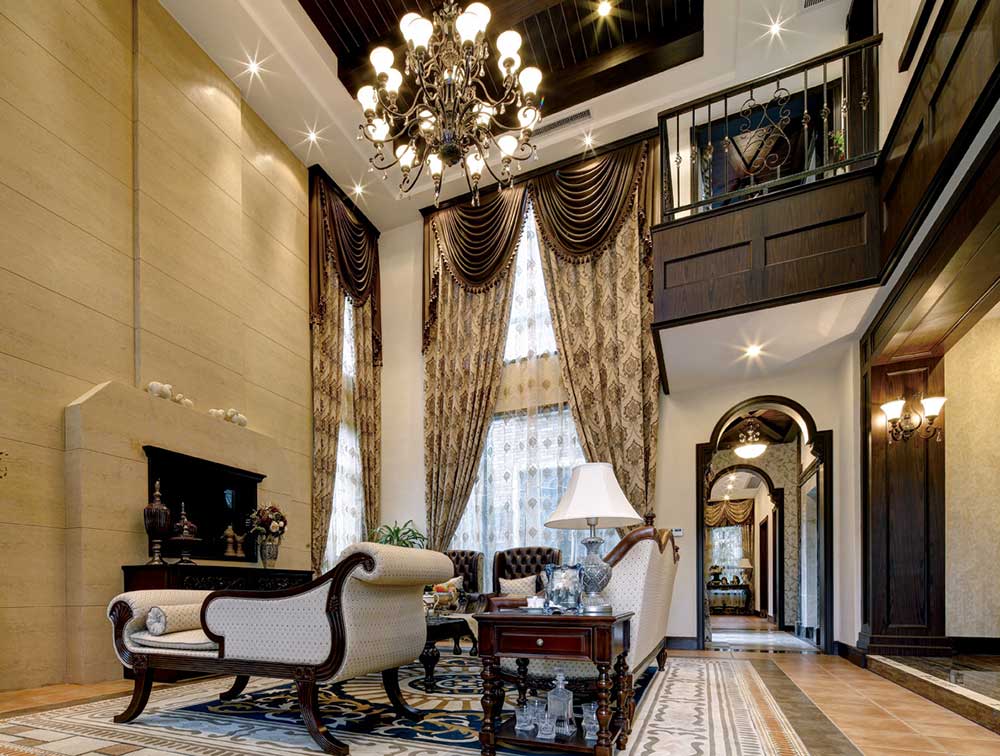 客厅层高较高精致华丽的铁艺吊灯也不会感觉浮夸，超高的碎花窗帘搭配精致的欧式窗幔尽显奢华。
