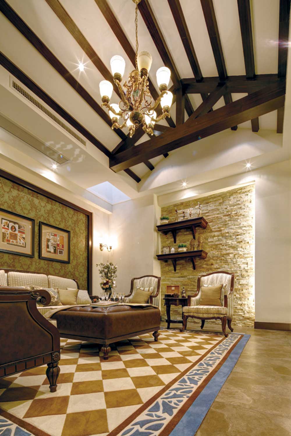 客厅仿古设计的木梁吊顶，带着华丽的美式风，与粗狂的美式家具融合为一体。