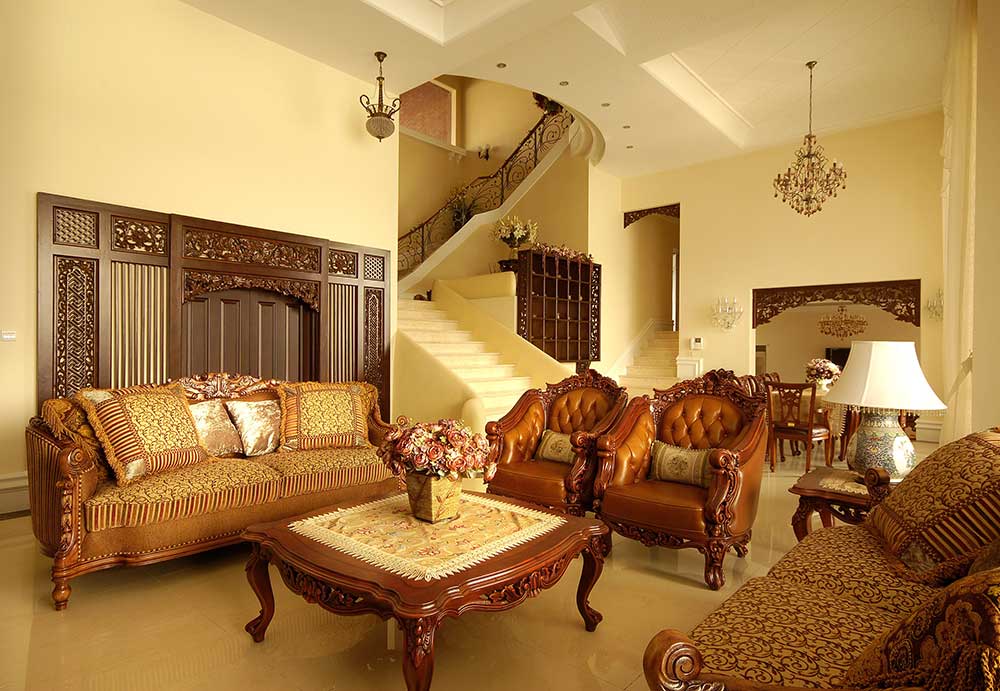 客厅沙发采用实木真皮沙发，在茶几上摆上一盆花，增加了客厅的生机。装饰壁灯、台灯都那么精致有韵味。