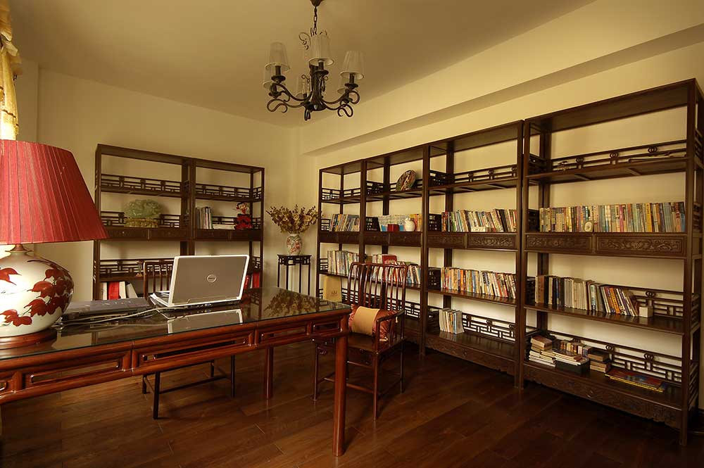 书房两面褐色书架围着整个空间，结构简单的书桌和椅子，让整个书房显得非常古色古香又轻松自在。