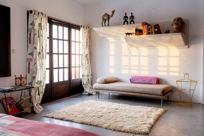 折叠的沙发床设计便于招待朋友，柔软的地毯在平日里成为了一个多功能的休息空间。