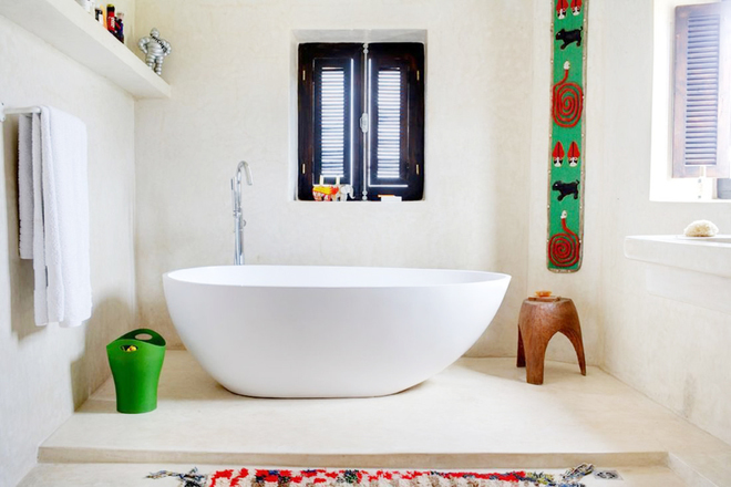 你以为鹅蛋型的浴缸就是卫生间的全部，异域风格的装饰品增添风情。