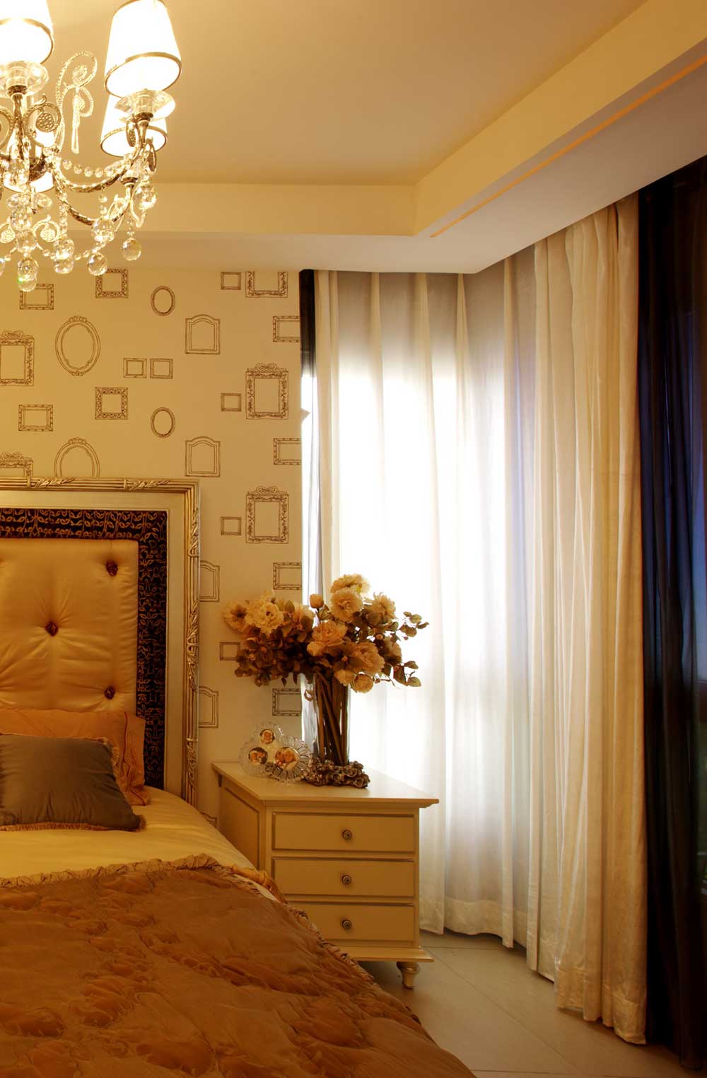 次卧装饰的简单一些，壁纸花纹很有现代感，窗帘白色的软布，飘逸轻盈，洁白无暇。