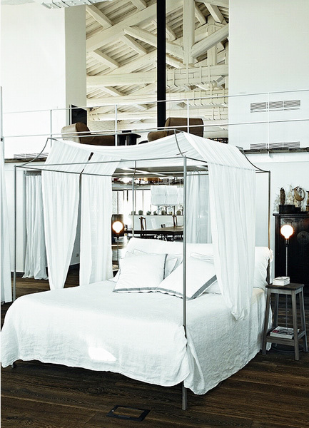 在这个空间里，一张床就能称为卧室。简单的铁艺床架简约到了极致，纯白的床上装饰，淡雅的如流水一般。