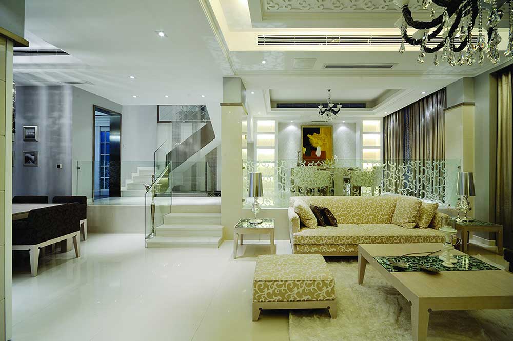 客厅被黄色和绿色装饰，玻璃隔断和沙发的花纹是一样的，可见对于客厅的搭配的巧妙心思和审美品位。