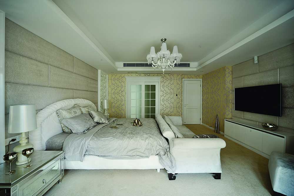 主卧延续一楼客厅的清新现代，增加了一些舒适的弧形设计，卧室里都是软软的装饰、感觉陷入一片软软的海绵。