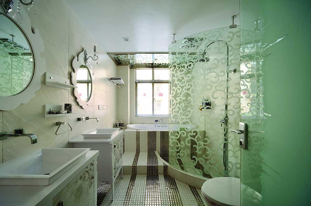 卫生间真美啊！绿色的玻璃隔断就像是深海的颜色，地面采用了和楼梯墙面一致的造型，但是换了一个金色，真是非常搭配。