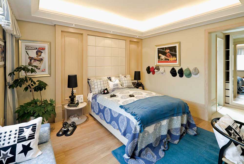 次卧的颜色很明亮，亮蓝色的地毯，淡蓝色的沙发，配以米白色的壁纸装饰，孩子可以在房间里睡觉、读书、玩耍。