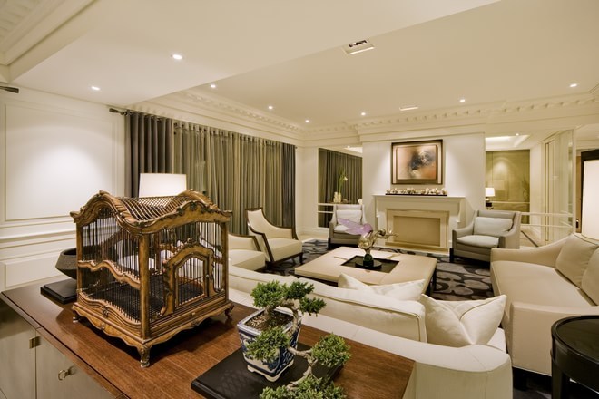 客厅沙发全部采用米色的布艺沙发，增加家的温暖，放弃了传统欧式的繁复雕花简单的点线面组成了雅致舒适的客厅。