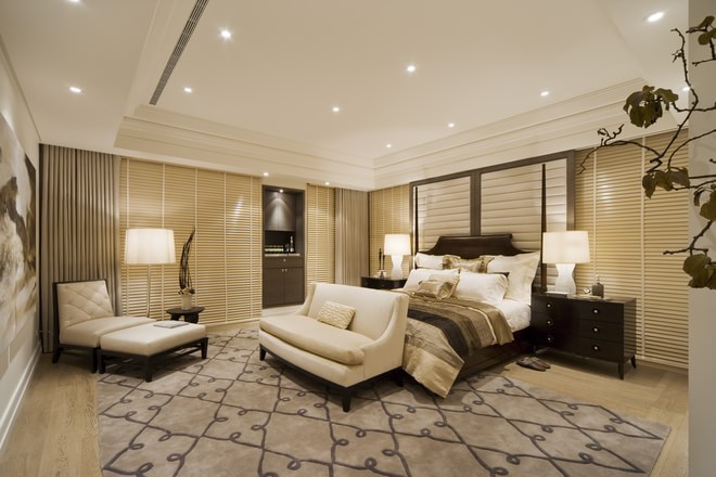 卧室设计以温馨舒适为主，在材质上选用舒适质感的棉麻装饰为主，质朴自然。