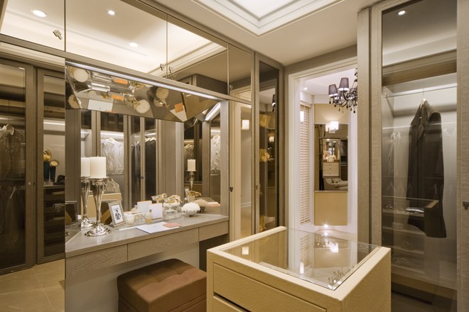 即使是别墅空间，衣帽间的设计也注重大方实用，大面积的茶色玻璃打造出一个梳妆空间，实用美观。
