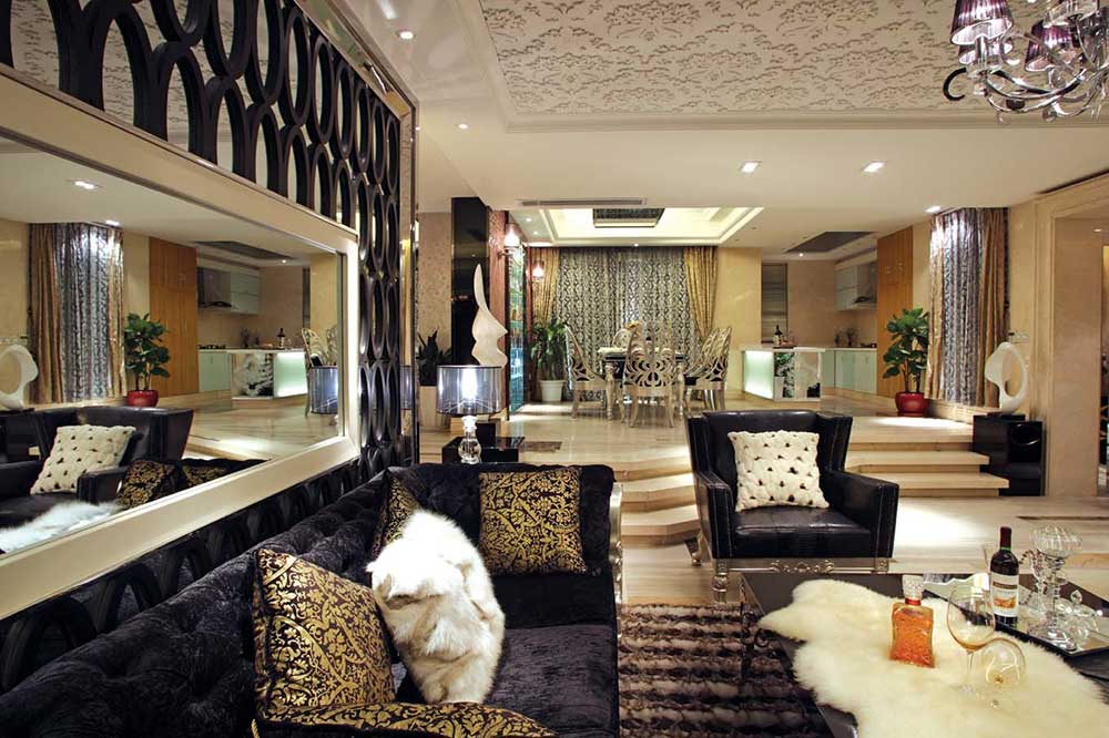 客厅装修的富丽堂皇，深褐色的沙发配上深褐色的客厅隔断，颜色呼应。整个客厅给人一种疏远的亲切感。