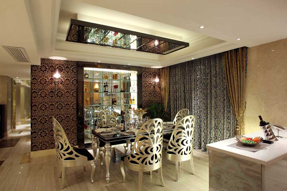 餐厅金光闪闪。椅子采用金色镂空金属椅背，配以透明玻璃酒柜隔断，餐厅吊顶用镜子装饰，让整个餐厅通透。