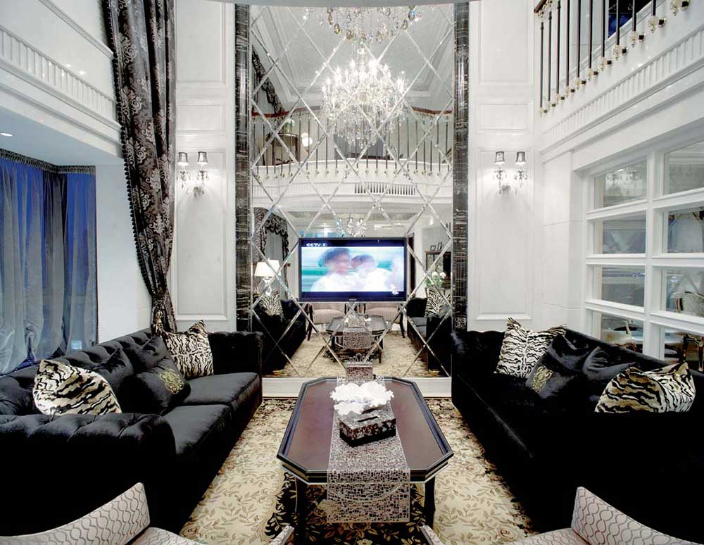 别墅客厅的层高很高，有两层高，所以对于别墅客厅的墙面和窗帘的装饰很能体现设计师的品味和技术。