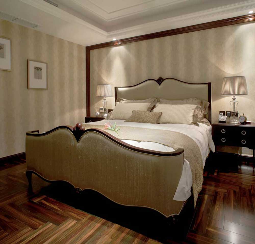次卧的床就偏古典一些，整个卧室的壁纸装饰也非常的典雅有内涵。床头射灯和床头台灯将整个空间都照亮了。