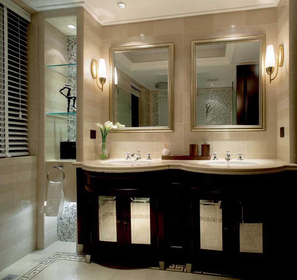 卫生间装修的很雅致。米白色的瓷砖在昏黄的灯光下，显得特别静雅。浴室柜体现了新古典风格的特点。