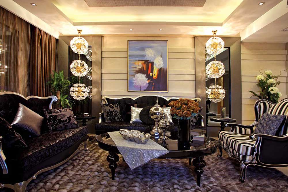 方形客厅摆放典型欧式布艺沙发，配以黑色茶几，沙发背景墙挂画的抽象体现了房主的装饰品味和格调。