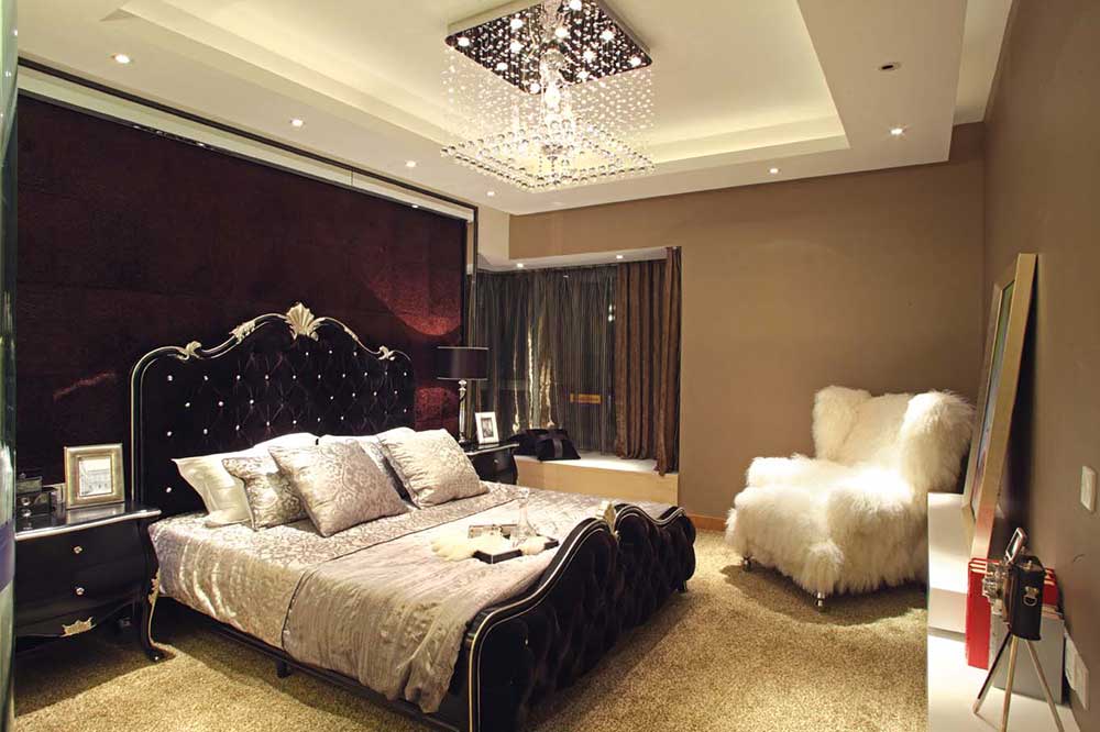 主卧装修和客厅相呼应，都是黑色的欧式风格，还有一张皮毛沙发椅，多么富丽堂皇，多么奢华尽显！