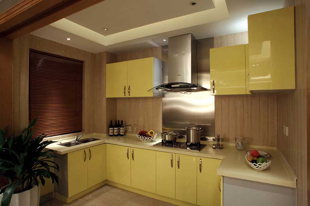厨房橱柜采用香蕉黄色的橱柜装饰，就像是另一个世界，更加现代简约，淡雅的黄色很小清新。