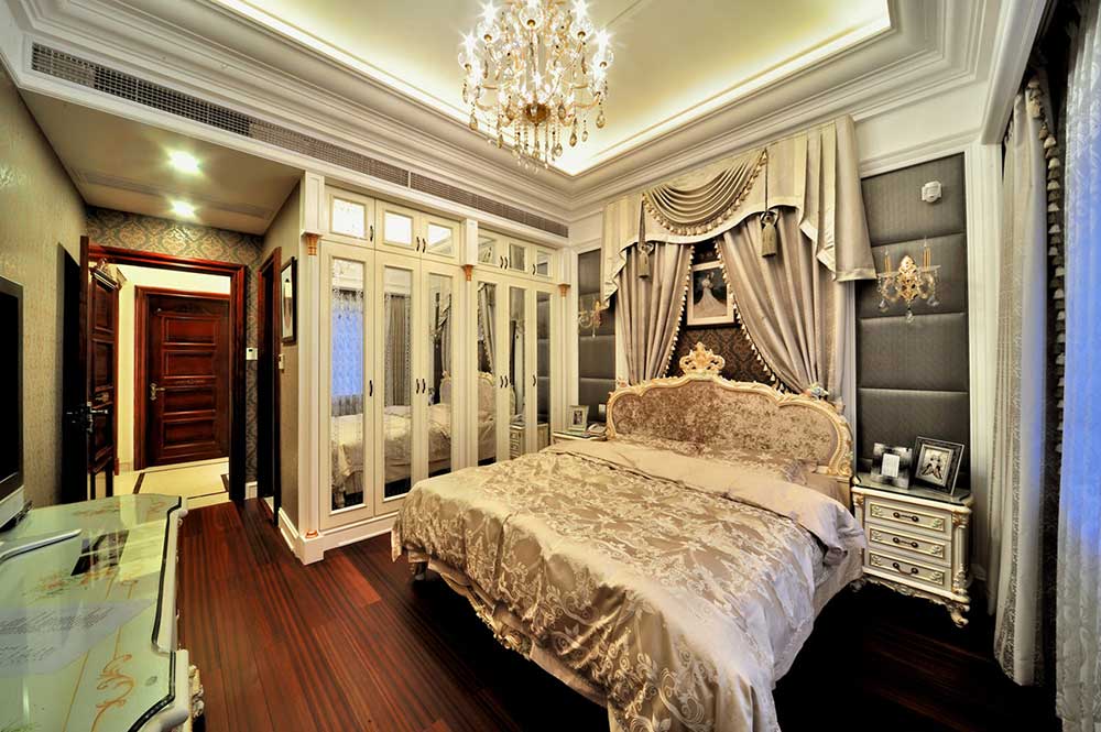 次卧室装潢的银光闪闪，银色床头帘幔、白色衣柜上有规律的铺满镜子，整个卧室的设计感非常的强。
