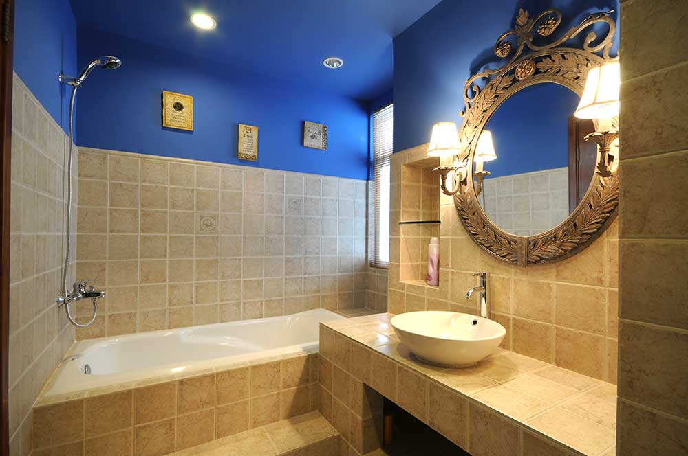 蓝色基调的卫生间，顶部的蓝色墙面搭配了复古的瓷砖，个性又不觉得压抑。